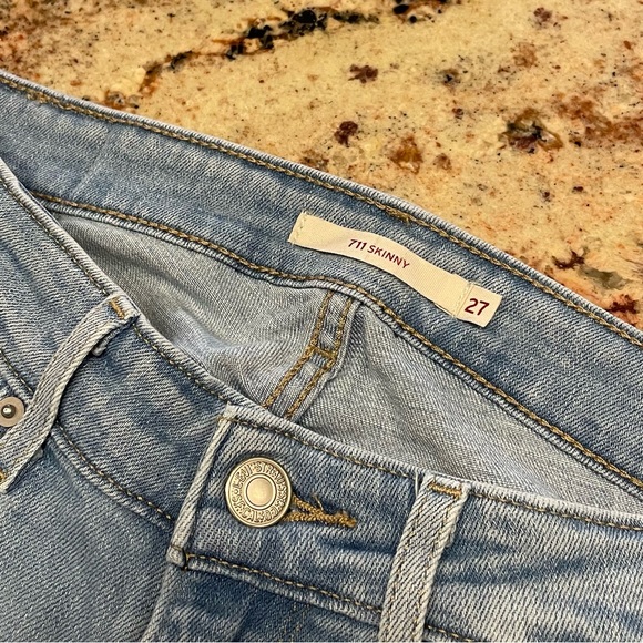LIKE NEW Levi’s 711 Skinny Jeans Light Wash - Picture 11 of 16